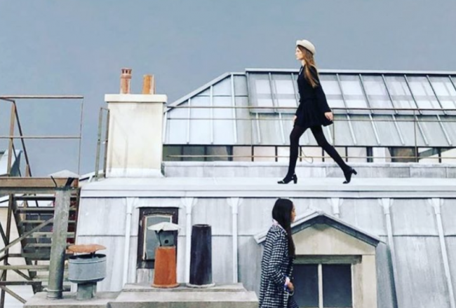 défilé Chanel avec en décor les toits de Paris