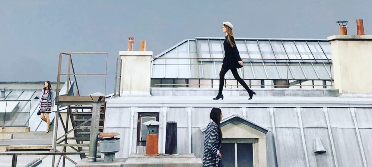 Chanel : l'art du défilé, au Grand Palais 1 défilé Chanel avec en décor les toits de Paris