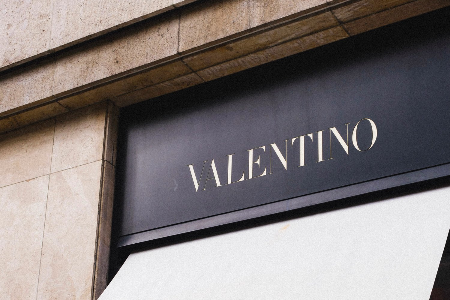 Comment Valentino réinvente-t-il le rose Fuchsia ? 1 valentino defile