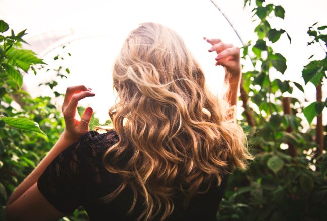 Pourquoi passer au naturel sauvera-t-il vos cheveux bouclés ?