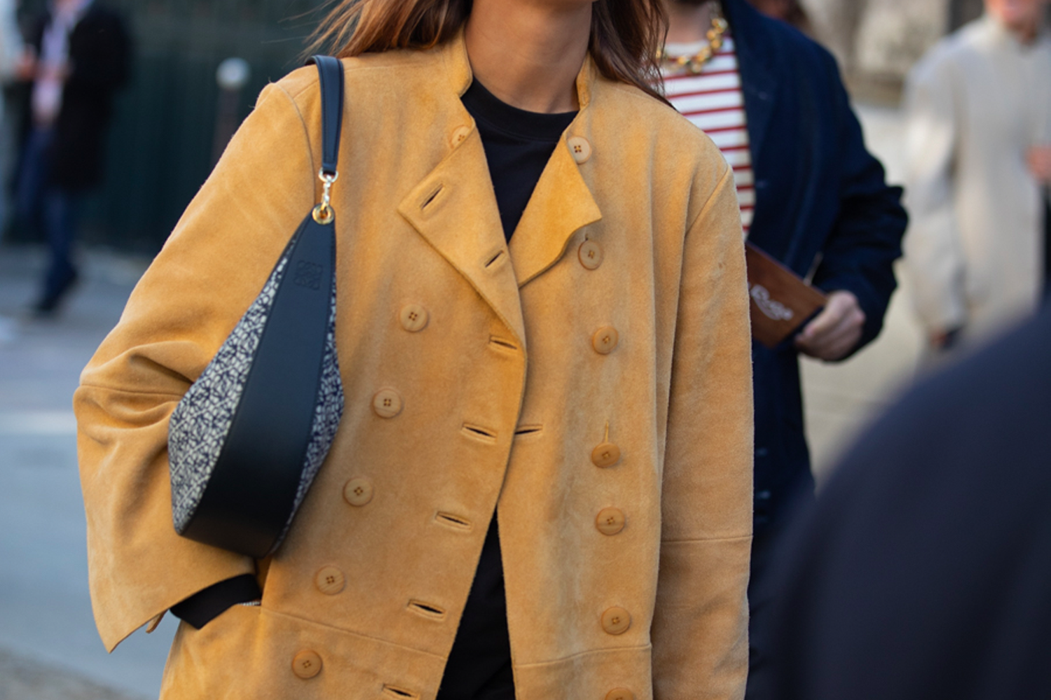 Veste en daim : découvrez la tendance montante du printemps