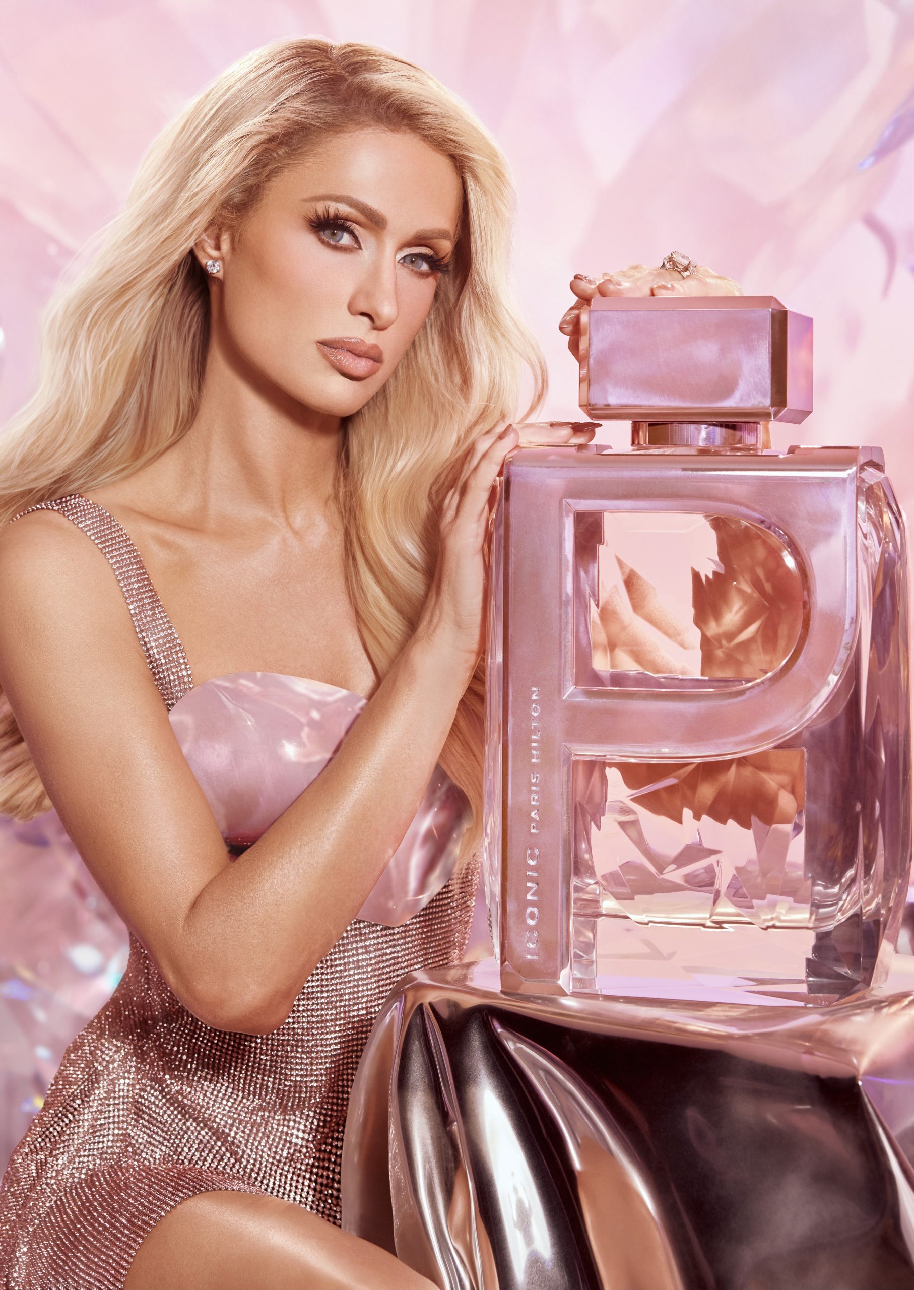 Paris Hilton signe son grand retour avec son nouveau parfum “Iconic” 1 Paris Hilton iconic 1 scaled