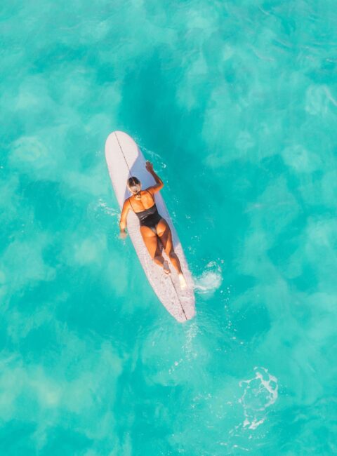 Pourquoi les surfeuses reviennent au maillot de bain une piece Modalova 1 scaled