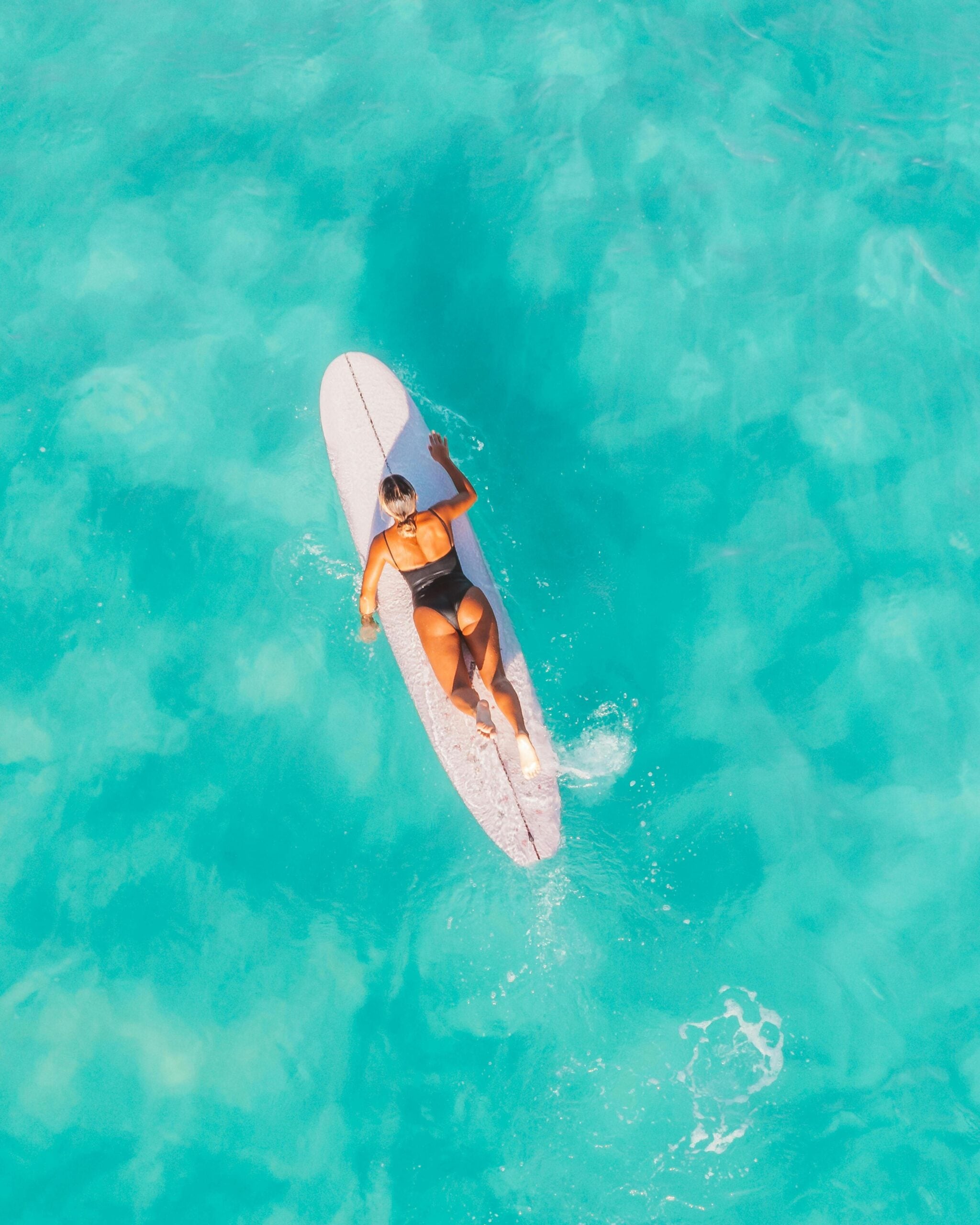 Pourquoi les surfeuses reviennent au maillot de bain une piece Modalova 1 scaled