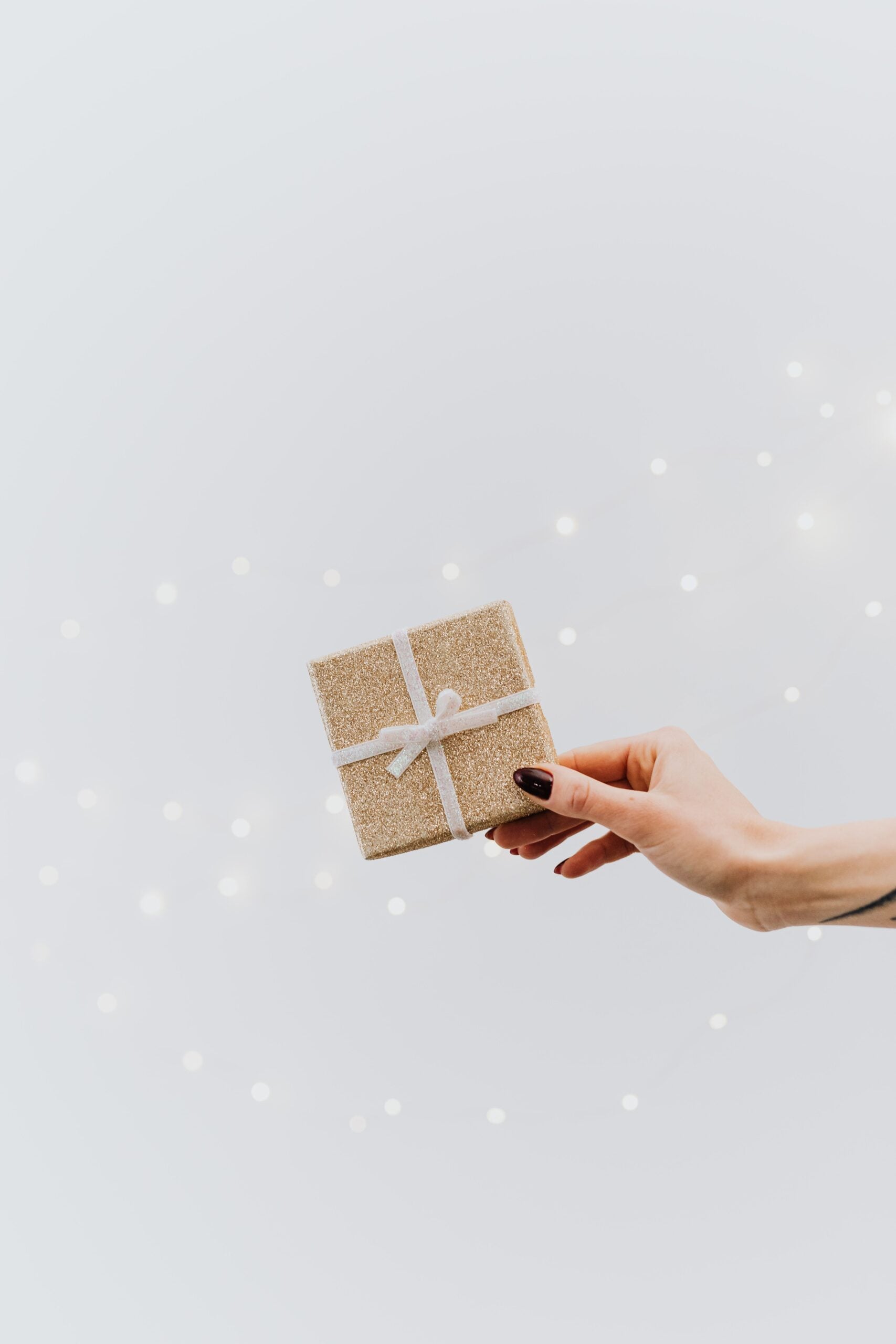 Quand les grandes maisons reinventent la carte cadeau Modalova scaled